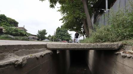 En el embaulado de la 27 calle faltan varias tapaderas del canal para aguas lluvias, lo cual pone en riesgo a todos los transeúntes.