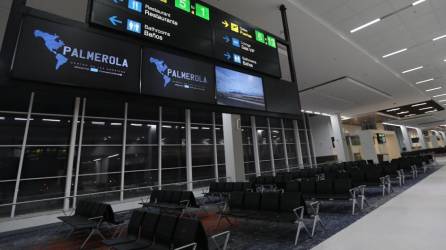 Instalaciones interiores modernas para recibir a pasajeros nacionales y a los turistas en la nueva terminal aérea de Honduras.