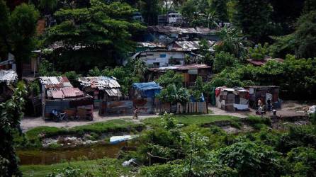 Fotografía muestra una zona de bordos, donde habitan cientos de personas en condición de pobreza, en plena área urbana de San Pedro Sula, la segunda ciudad más importante de Honduras.