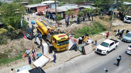 Unas 60 familias fueron desalojadas este miércoles de la colonia Enmanuel, en el bulevar del sur de San Pedro Sula.
