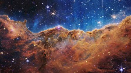 La nebulosa Carina y sus imponentes pilares, entre los que se encuentra la “Montaña Mística”, un pináculo cósmico de tres años luz de altura capturado en una imagen icónica.