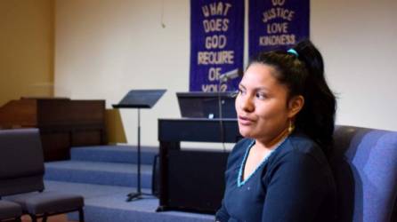 Hilda Ramírez mientras habla durante una entrevista en el interior de la iglesia presbiteriana de San Andrés, al norte de Austin, Texas. EFE