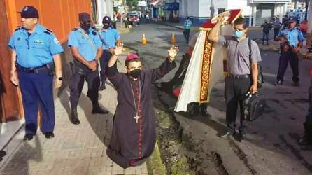 <b><span class=mln_uppercase_mln>Arresto.</span></b> Policías detuvieron al obispo Álvarez el 19 de agosto.