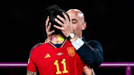 Surgen más detalles sobre el polémico beso de Luis Rubiales a la futbolista Jenni Hermoso de la Selección Femenina de España. Ahora revelan lo que supuestamente le dijo el presidente de la Federación Española a la jugadora.