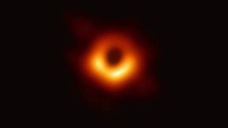 Los científicos responsables del Telescopio del Horizonte de Sucesos (EHT) presentaron este miércoles la primera imagen de un agujero negro, uno de los grandes misterios del universo.