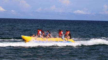 Son miles los turistas que dan un paseo en el mar en la banana, por un precio muy cómodo.