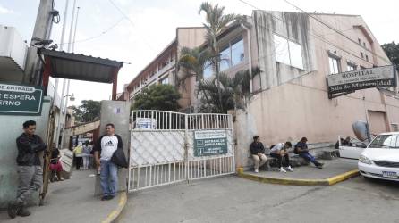 <b>Familiares de pacientes aguardan en las fueras del hospital Leonardo Martínez Valenzuela.</b>