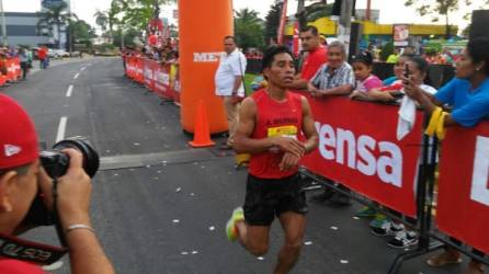 Bernardo Sánchez de San Pedro Sula, Honduras, fue de los primeros en cruzar la meta. Quedó en segundo lugar en la categoría nacional.