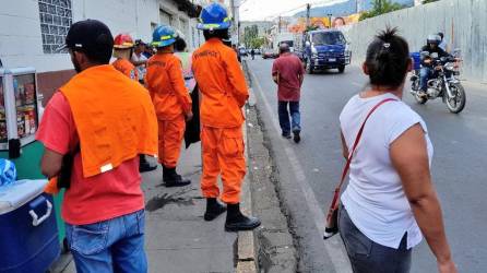 Los bomberos realizan monitoreos en zonas de alto riesgo en San Salvador tras el sismo.