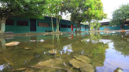 En la escuela Éxitos de Anach, del sector López Arellano, los alumnos, padres de familia y maestros piden apoyo para hacer una nivelación de la cancha de usos múltiples ya que al llover se forma una poza de agua que es un riesgo de infección para los estudiantes.