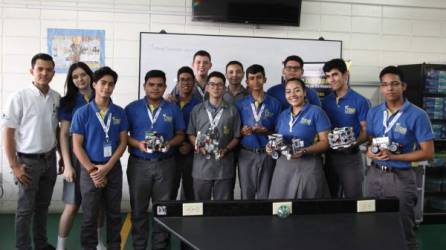 Equipo. Los doce alumnos participaron en la competencia nacional de robótica, el grupo de seniors (en el centro) representará al país en la competencia internacional en Hungría. Fotos: Franklyn Muñoz