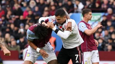 Al estilo UFC: La surrealista pelea de Cristiano Ronaldo con jugador del Aston Villa