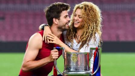 Gerard Piqué y Shakira, en una foto en el Camp Nou con una copa.