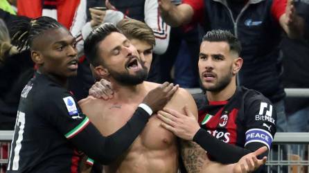 Oliver Giroud celebrando su hermoso gol que le dio la victoria al AC Milan ante Spezia.