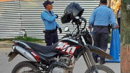 El malhechor habría perpetrado un asalto en un local comercial y luego intentó robar la motocicleta para escapar, sin embargo, el dueño de la misma se resistió al atraco y el ladrón le disparó en varias ocasiones.