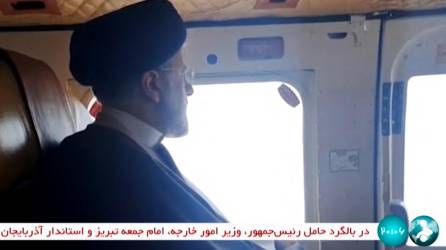Esta captura tomada de un video publicado por la cadena de televisión estatal iraní IRINN el 19 de mayo de 2024 muestra al presidente de Irán, Ebrahim Raisi, a bordo de un helicóptero en la región de Jolfa, en la provincia occidental de Azerbaiyán Oriental. IRIN / AFP