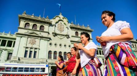 Mujeres de Retalhuleu caminan por el centro histórico.Fotos: La Prensa /Yoseph Amaya.