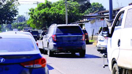 <b>Muchos carros circulan por la ciudad sin ni siquiera placas de papel visibles. Foto: Melvin Cubas.</b>