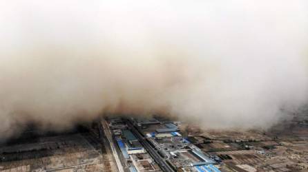 Una inmensa nube de arena cubrió viviendas, edificios y fábricas, causando contaminación y accidentes de tráfico en la provincia de Gansu, en el noroeste de China, donde las tormentas de arena son frecuentes durante la primavera boreal.