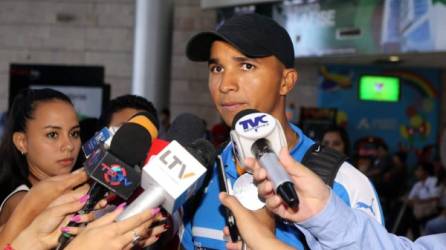 Donis Escober habló con los medios antes de la salida del Olimpia con destino a Costa Rica. Foto Ronald Aceituno