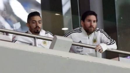 El argentino abandonó el palco antes de que finalizara el partido.