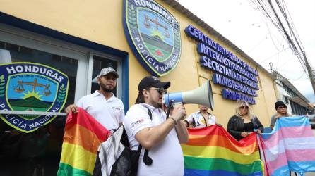 Organizaciones LGTBI protestan frente a la primera estación de la Policía Nacional de San Pedro Sula.