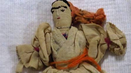 Fotografía de una muñeca de trapo del siglo XVIII, mostrada por el Archivo General de la Nación (AGN), en Ciudad de México (México). EFE/Ines Amarelo