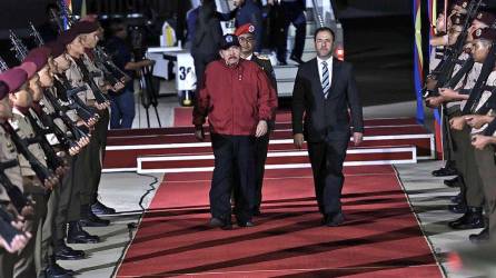 Ortega fue recibido por el canciller venezolano, Yván Gil.