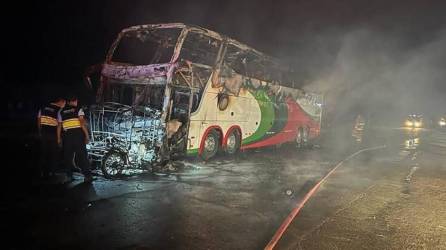 Así quedó el autobús que chocó con una mototaxi en el norte de Lima, capital de Perú.