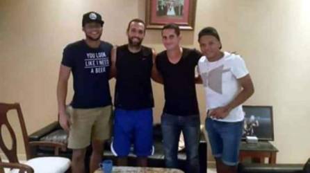 Fabio de Souza junto a Edrick Menjívar, David Meza y Oliver Morazán.