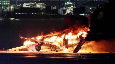El avión de Japan Airlines se incendió tras colisionar con una aeronave de la Guardia Costera en el aeropuerto de Tokio.