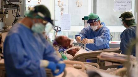 Personal médico atiende a un paciente con coronavirus. Foto: AFP