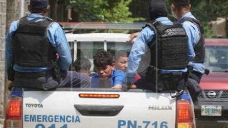 Imagen de los sospechosos siendo trasladados en una patrulla policial.