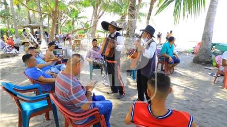 Frente a las playas hay nuevos y pequeños establecimientos de comida (entre permanentes y temporales) y más lejos ha abierto el acuario Tela Marine, el cual cuenta con un restaurante. Fotos Melvin Cubas.