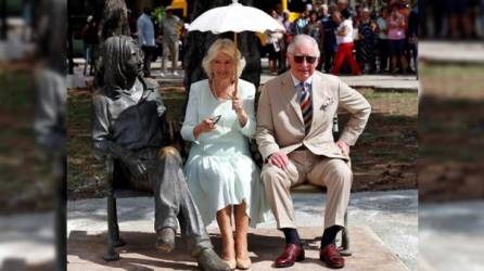 El príncipe Carlos de Gales y su esposa Camila, duquesa de Cornualles, posan para una foto junto a una estatua de John Lenon, este martes en La Habana. Fotos: EFE