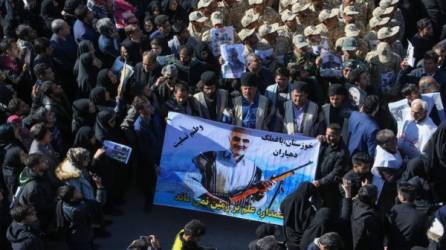 Los dolientes se reúnen durante la etapa final de las procesiones fúnebres por el general asesinado Qasem Soleimani. Foto AFP