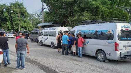 Los transportistas pusieron en marcha el paro a nivel nacional ante incumplimientos por parte del Gobierno.