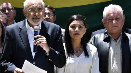 El candidato presidencial boliviano para el partido Comunidad Ciudadana, Carlos Mesa (L), ofrece una conferencia de prensa junto al gobernador de Santa Cruz Rubén Costas (R) en La Paz el 24 de octubre de 2019, después de las elecciones del domingo
