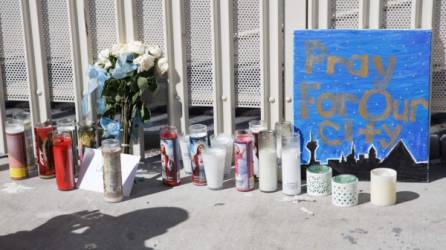 Vista de velas, flores y letreros puestos como parte de un monumento improvisado a las víctimas del tiroteo. EFE/Archivo