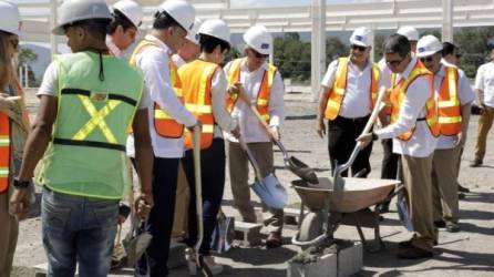 El presidente Juan Orlando Hernández participó en la colocación de la primera piedra del Proyecto Arena.