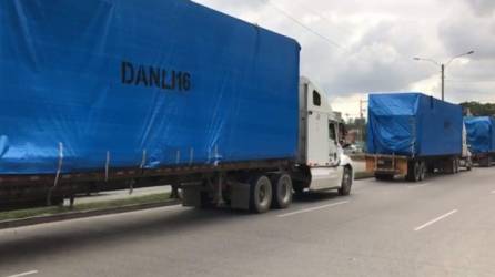 Momento en que trasladaban las unidades modulares del hospital móvil hacia San Pedro Sula.