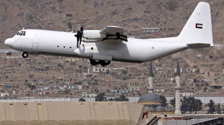 Un avión que transporta ayuda humanitaria de los Emiratos Árabes Unidos se prepara para aterrizar en el aeropuerto de Kabul.