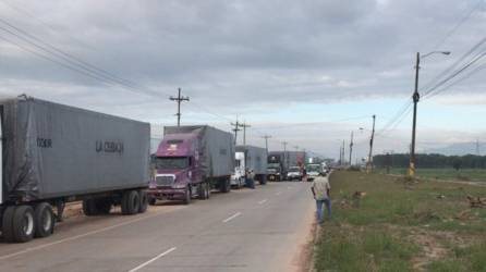 Rastras desplazándose hasta La Ceiba para la instalación del hospital móvil.