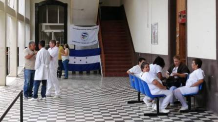 Enfermertas auxiliares del hospital San Felipe en la capital.