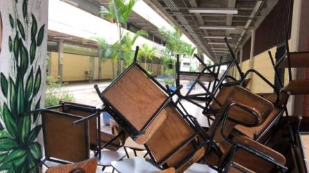 Bloqueados con sillas amanecieron este miércoles los pasillos de tres edificios en la Unah.