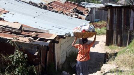 Viviendas edificadas a las orillas de los bordos en Honduras.