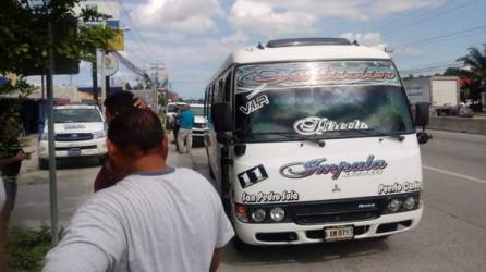 Según pasajeros de esta unidad, un sujeto entró tranquilamente y de pronto los amenazó con su arma.