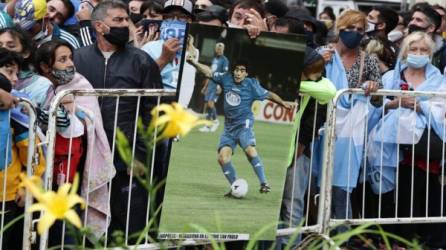 La gente hace fila frente al palacio presidencial en Buenos Aires para rendir homenaje al ataúd de la leyenda del fútbol Diego Maradona, que llegó durante un período de reposo tras su muerte el día antes de los 60 años mientras se recuperaba de una operación. Foto AFP