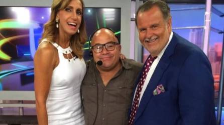 Enrique Albis junto a los presentadores Lili Estefan y Raúl de Molina.