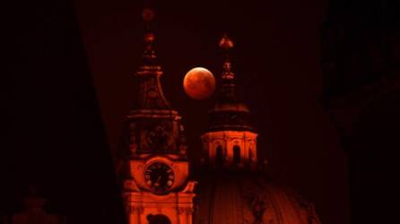 Una serie de circunstancias celestes inusuales coincidieron el domingo por la noche para ocultar la Luna que luego reapareció vestida de un tenue rojo en un eclipse total que cautivó a los observadores en las Américas, Europa y Africa.